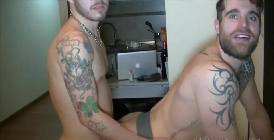 The sexy twink Damian Gomez fucks the masculain bi boy Issac Eliad