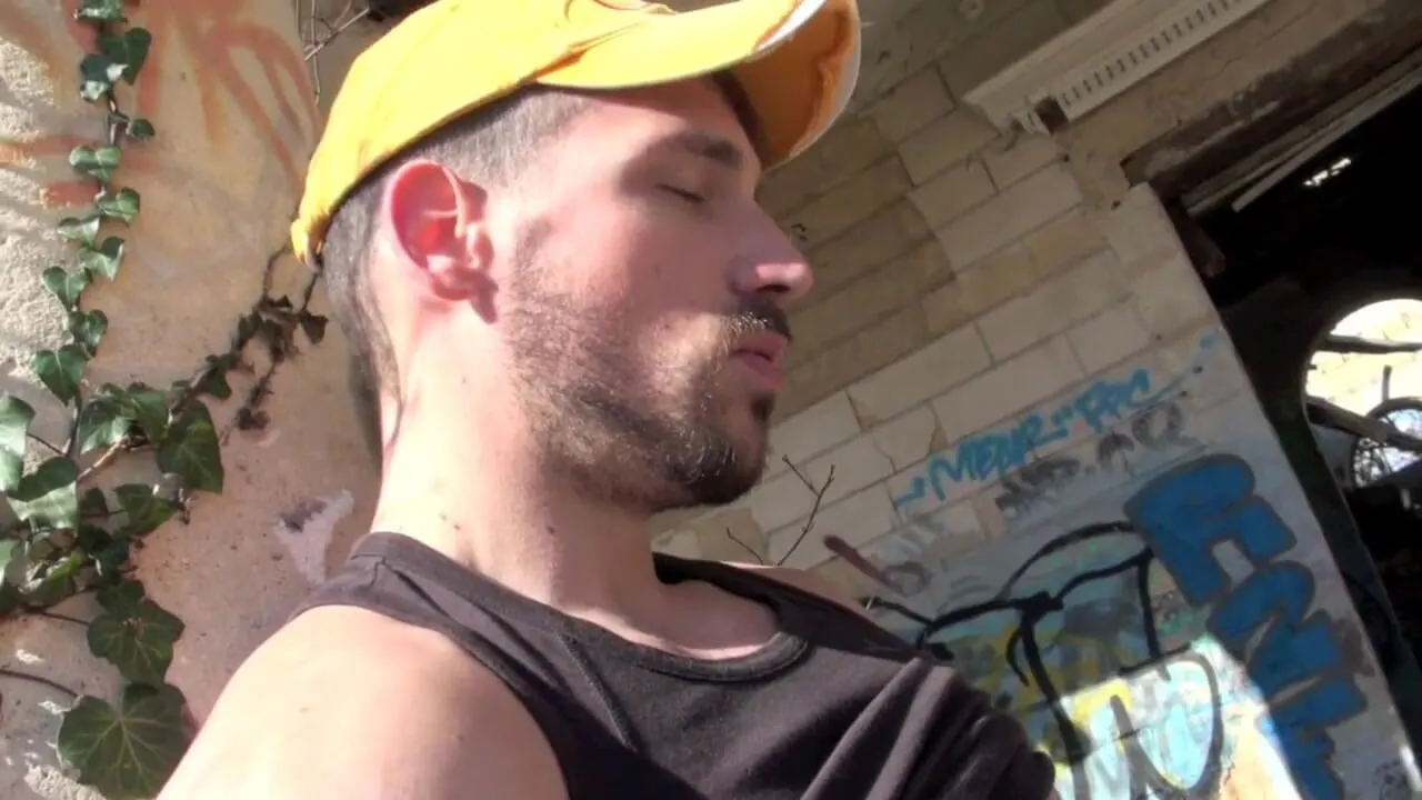 Asian twink fucked outdoor by the muscle Enzo Rimenez