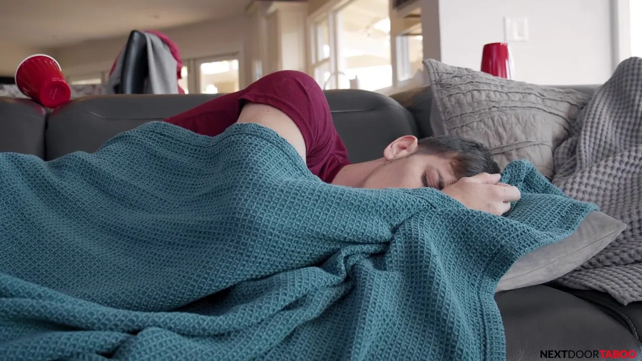 Stepbrothers caught blowing each other at party, might as well fuck the next day