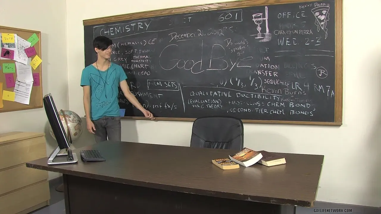 Horny Twinks Make Use of Empty Classroom